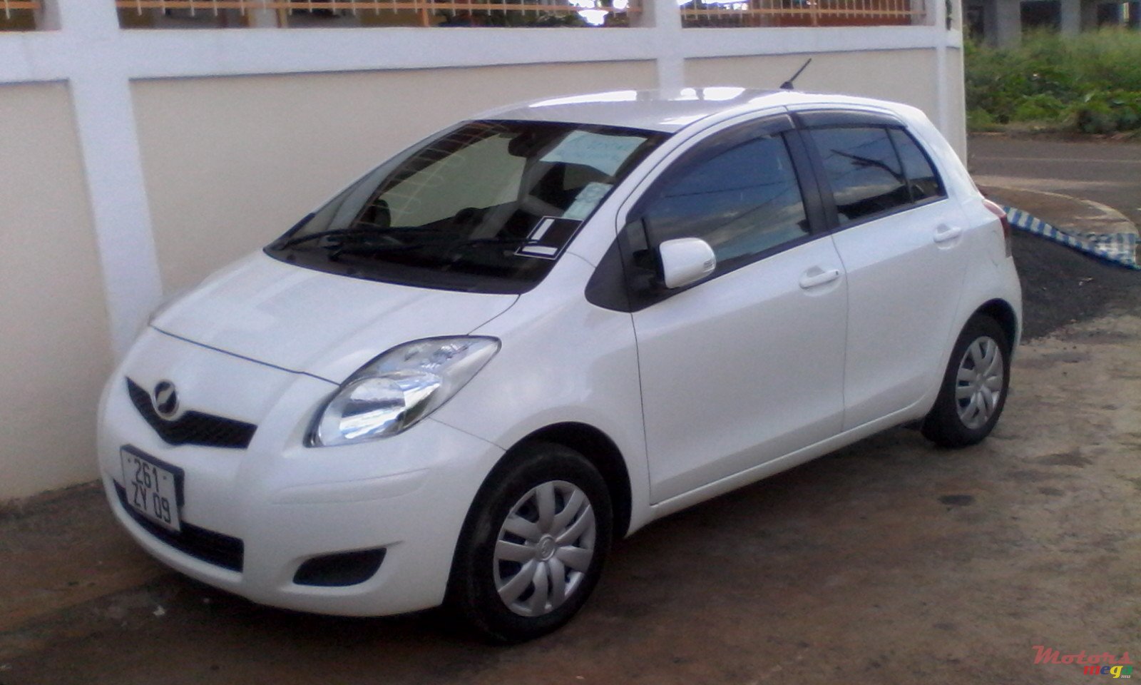 2009' Toyota Vitz photo #1