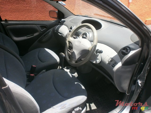 2001' Toyota Vitz photo #6