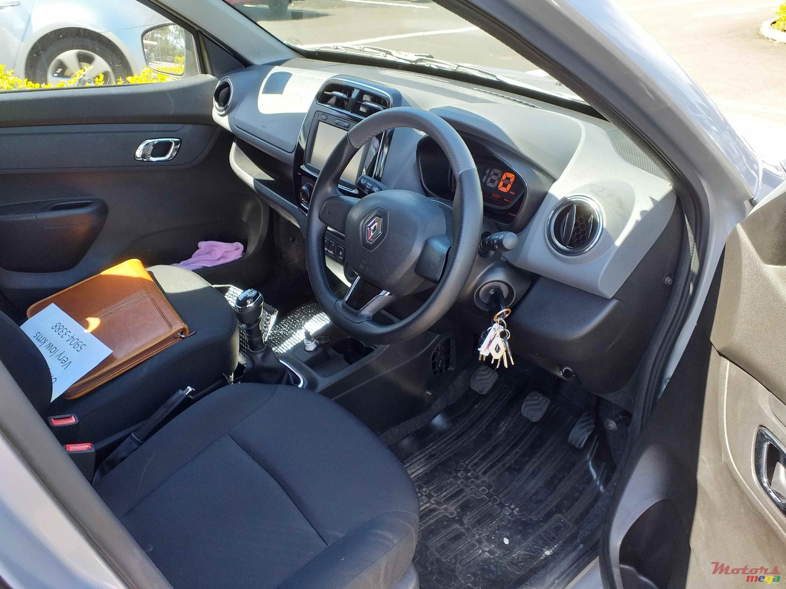 2018' Renault Kwid 1.0 RXT photo #3