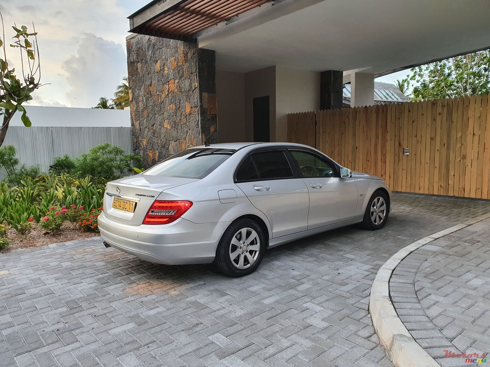 2011' Mercedes-Benz C-Class photo #2