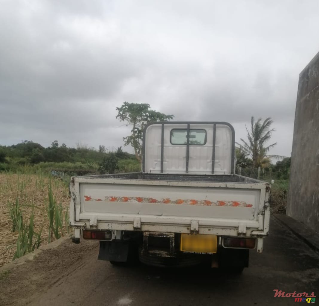 2013' Toyota photo #3