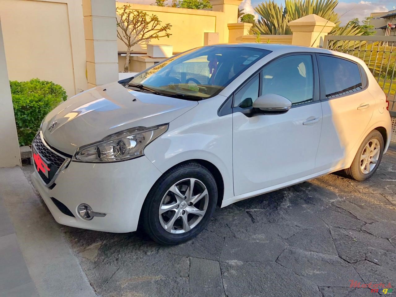 2013' Peugeot 208 Active 5 portes photo #1