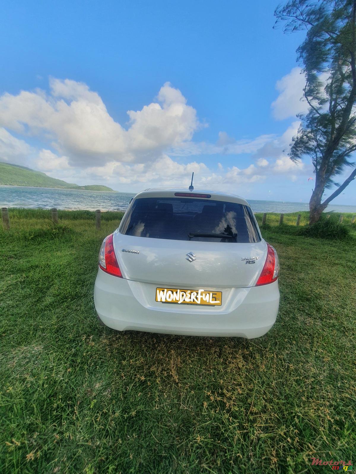 2015' Suzuki Swift photo #1