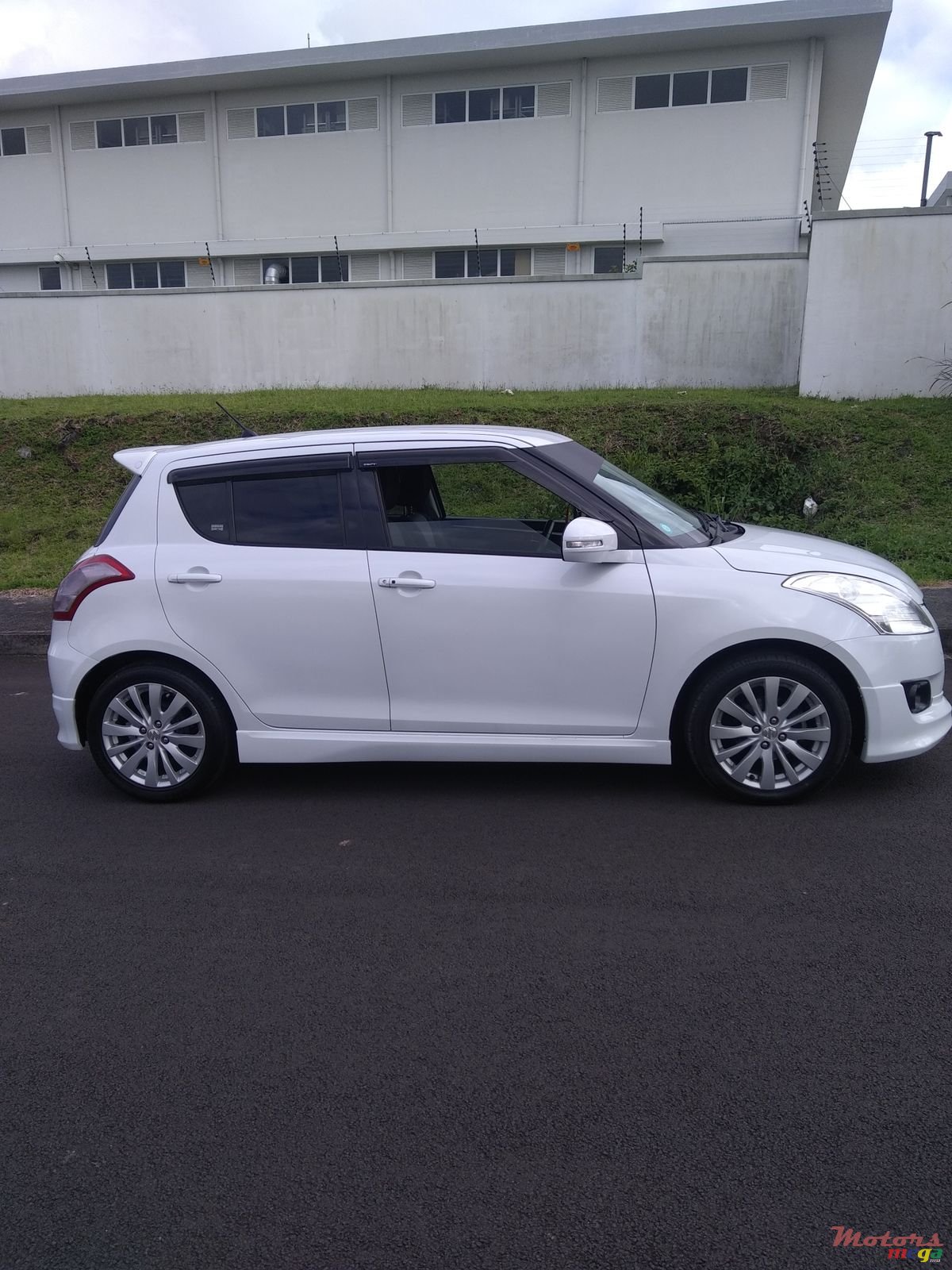 2012' Suzuki Swift photo #4