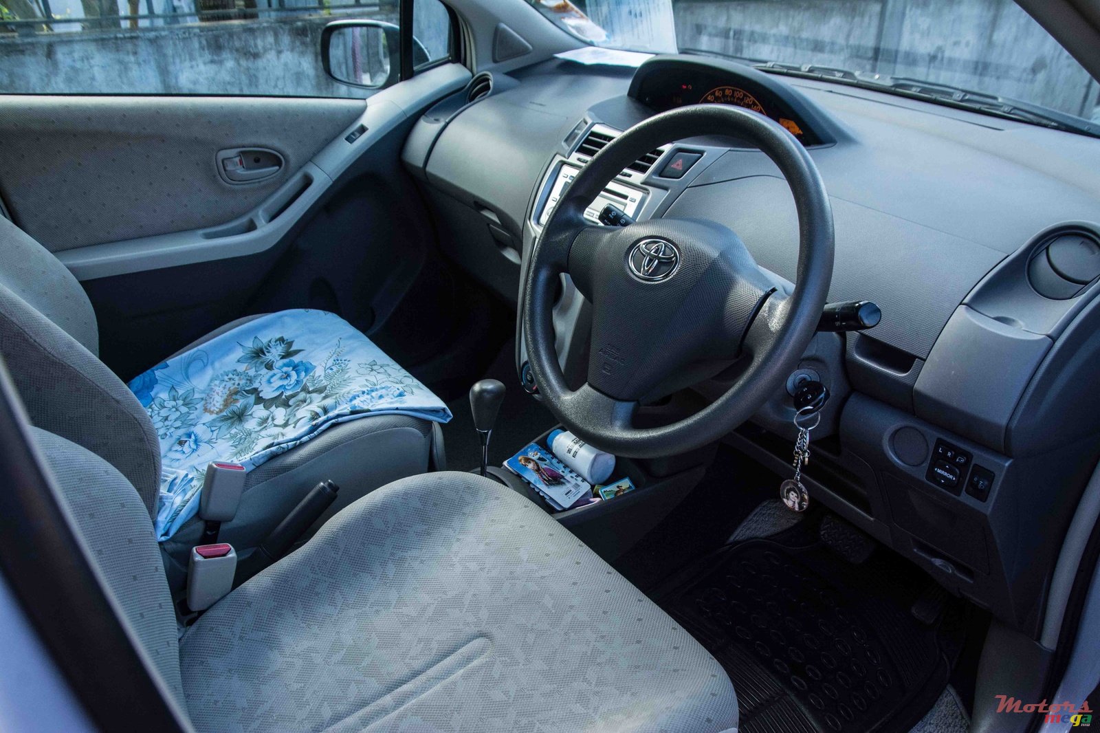 2009' Toyota Vitz photo #3