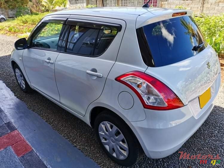 2011' Suzuki Swift photo #4