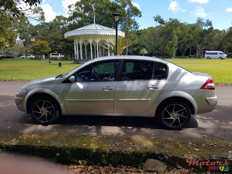 2008' Renault Megane sedan photo #3