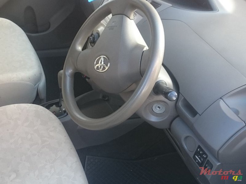 2009' Toyota Vitz photo #5