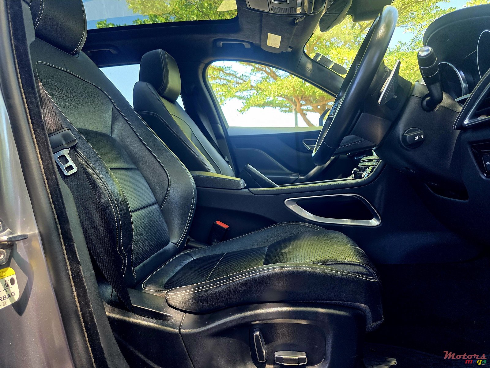 2019' Jaguar F-Pace R-Sport photo #6