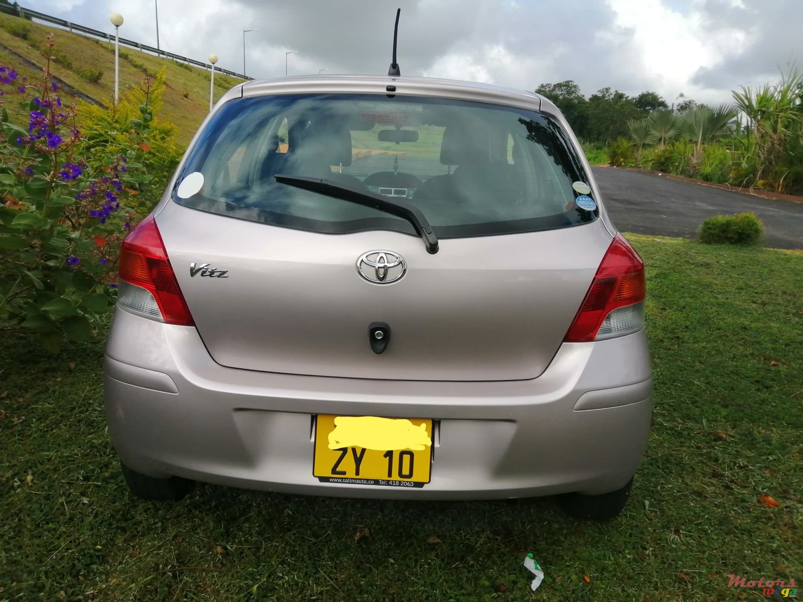 2010' Toyota Vitz photo #2