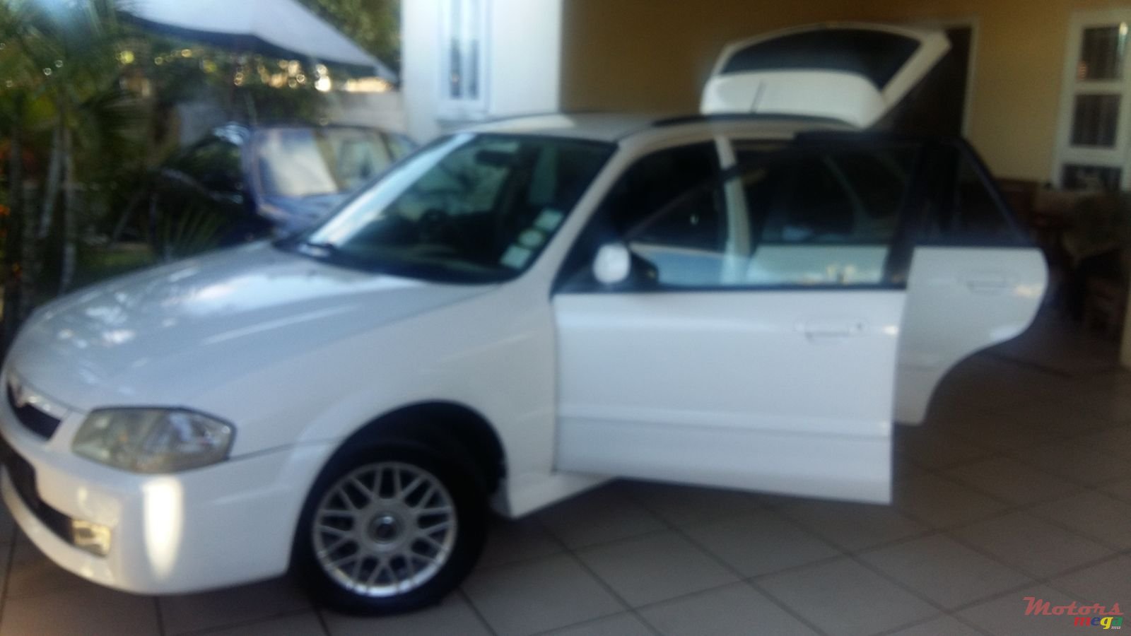 1999' Mazda 323 Hatchback photo #1