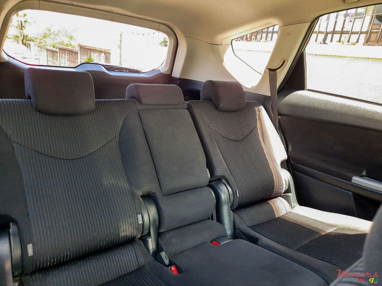 2017' Toyota Prius+ This is a Prius Alpha hybrid photo #7