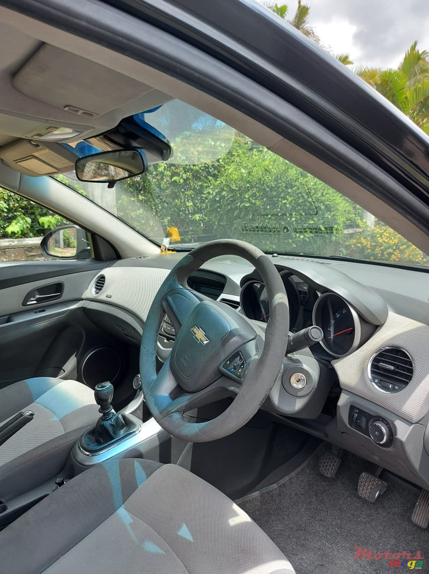 2010' Chevrolet Cruze photo #3