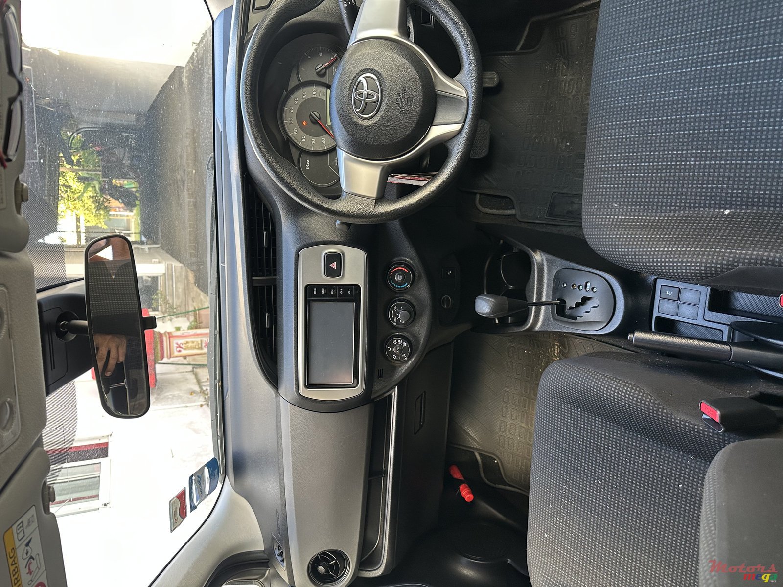 2016' Toyota Vitz photo #5