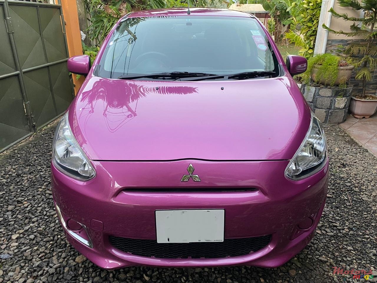 2013' Mitsubishi Mirage photo #2