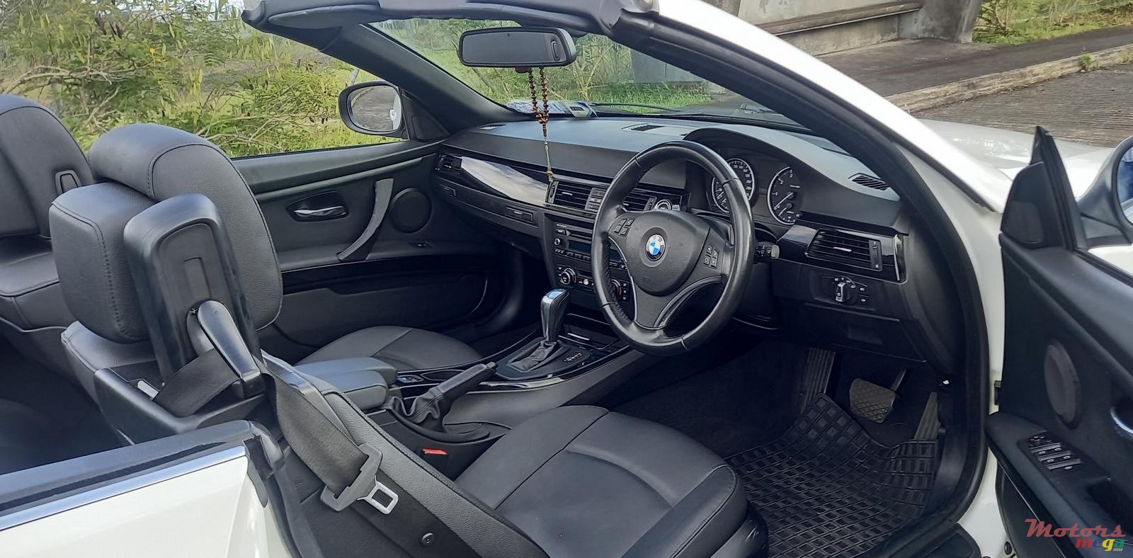 2011' BMW 3 Series Convertible E93 photo #6