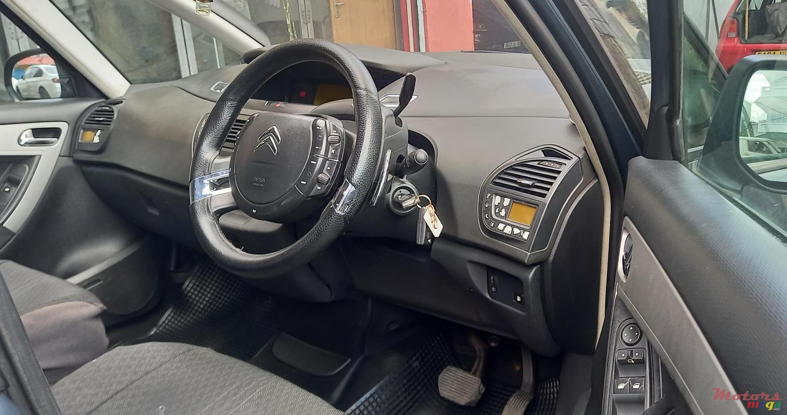 2011' Citroen C4 Picasso photo #5