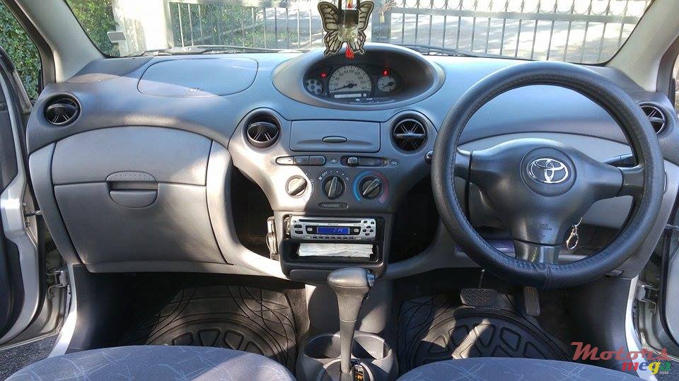 2002' Toyota Vitz photo #6