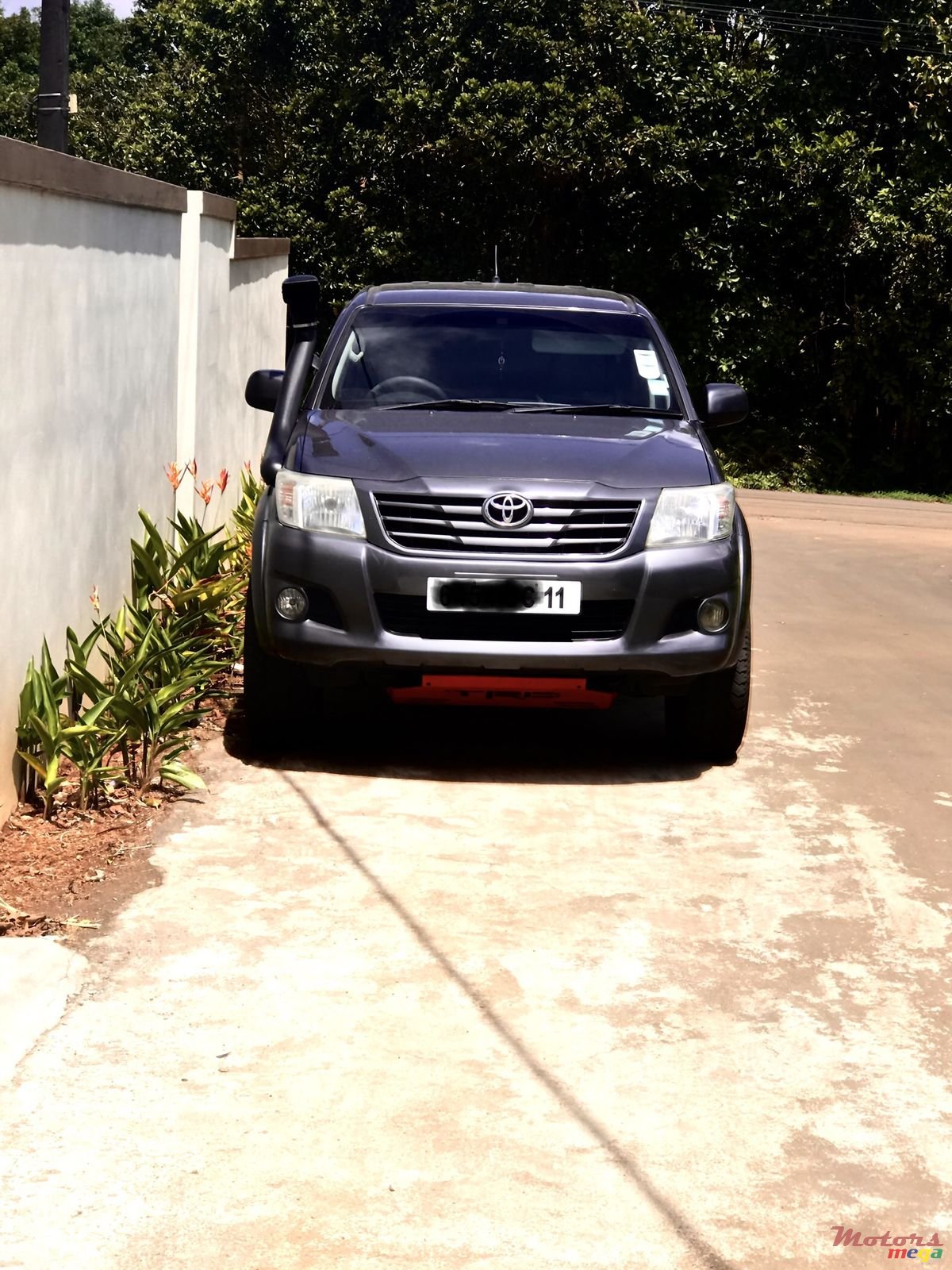 2011' Toyota Hilux Turbo photo #2