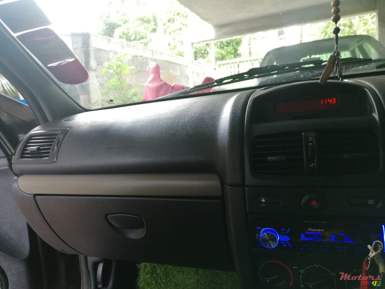 2005' Renault Clio Hatch Back photo #4