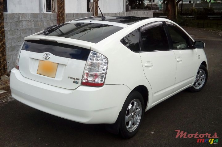 2007' Toyota Prius photo #2