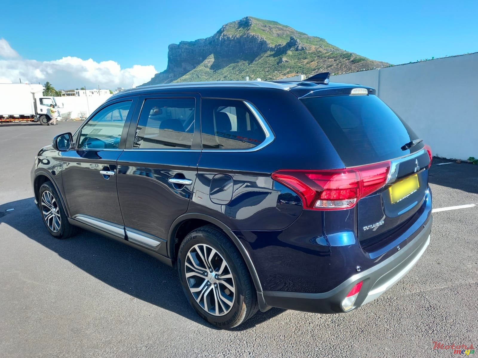 2017' Mitsubishi Outlander photo #2