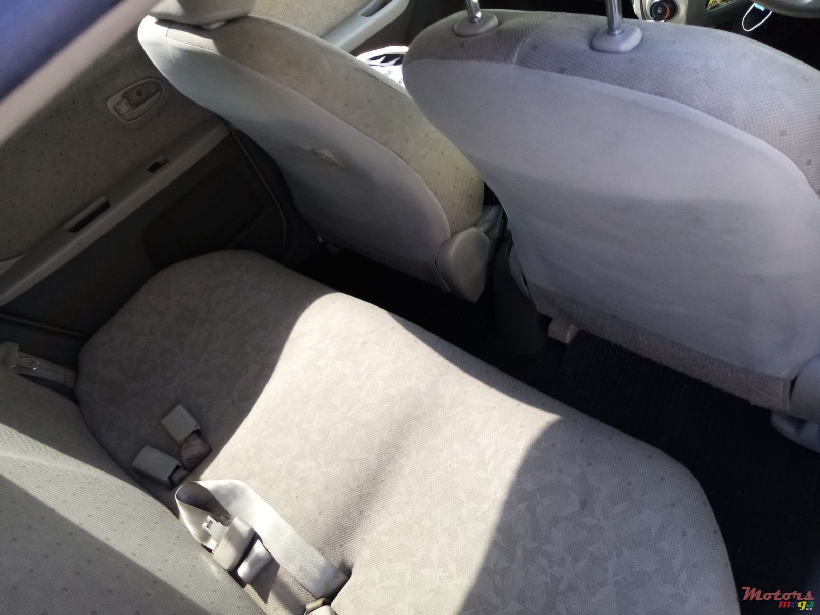 2009' Toyota Vitz photo #1