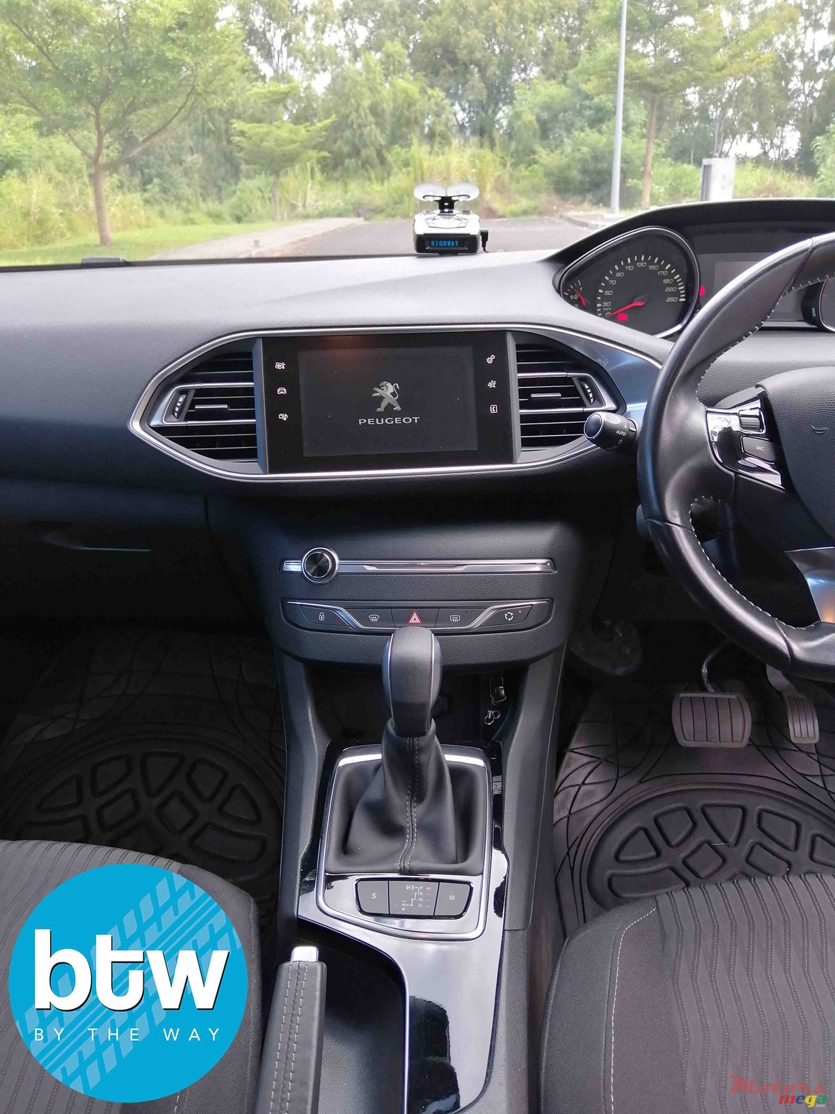 2015' Peugeot 308 photo #7