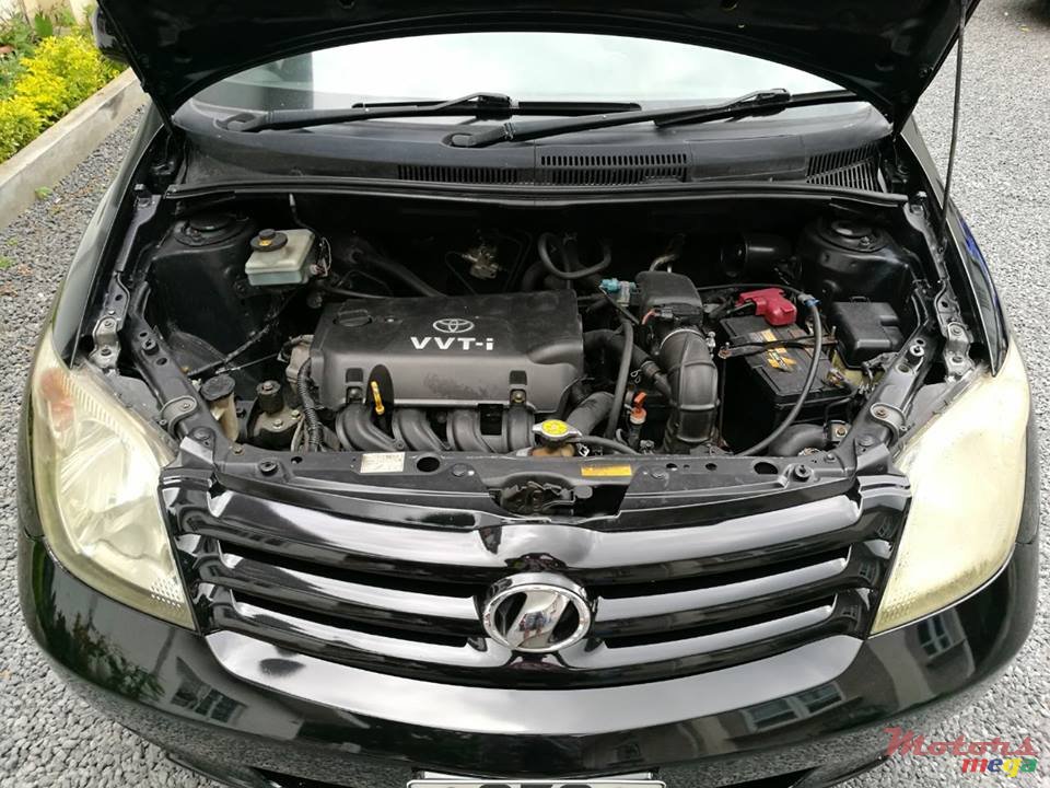 2004' Toyota Scion IST photo #6