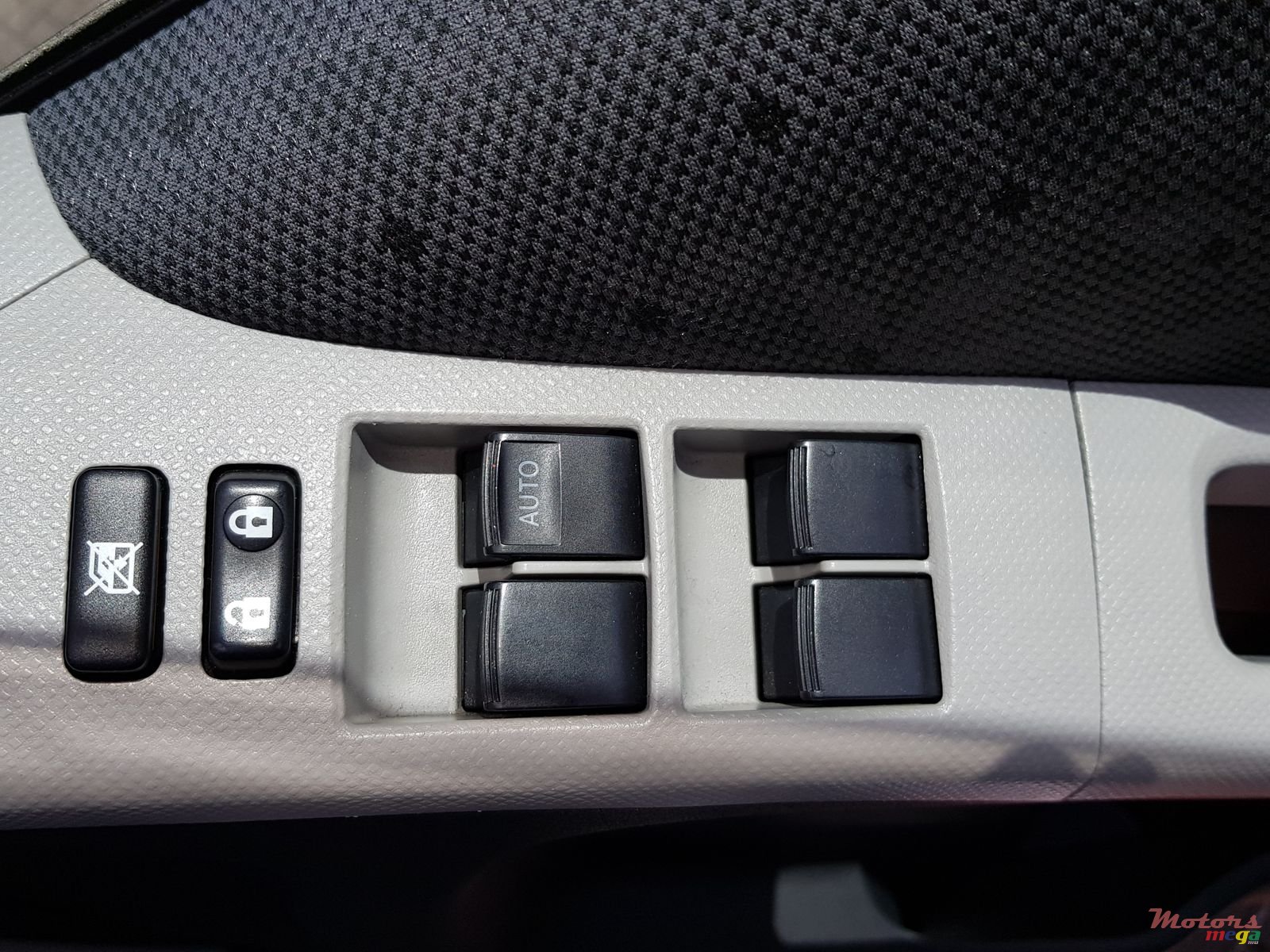 2010' Toyota Vitz photo #5