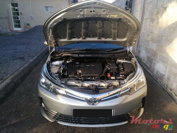 2017' Toyota Corolla Saloon photo #2