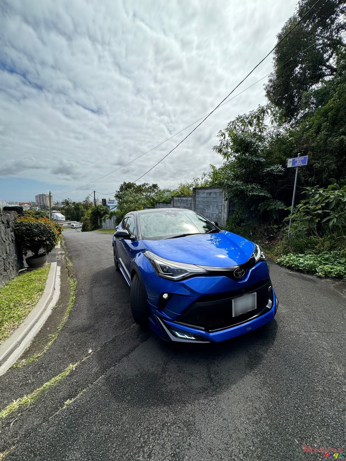 2020' Toyota C-HR photo #2