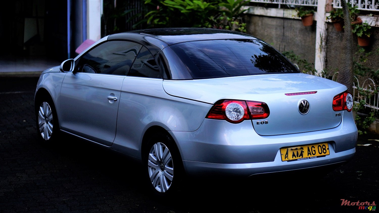 2008' Volkswagen Eos photo #3