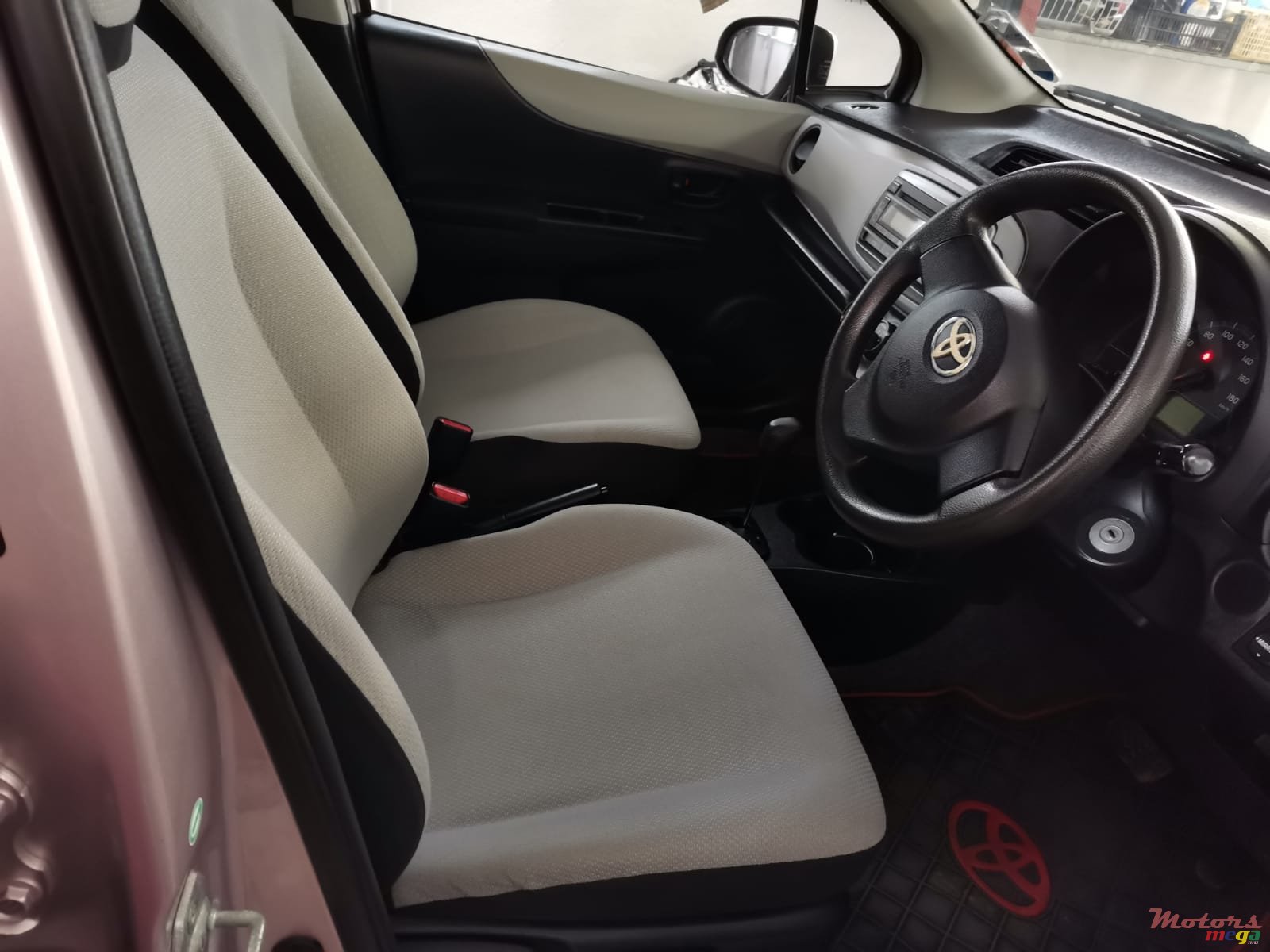 2011' Toyota Vitz photo #3