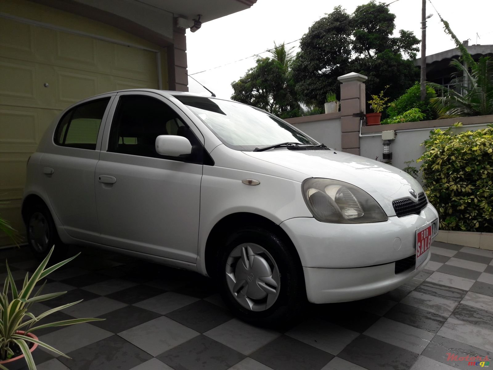2001' Toyota Vitz photo #4