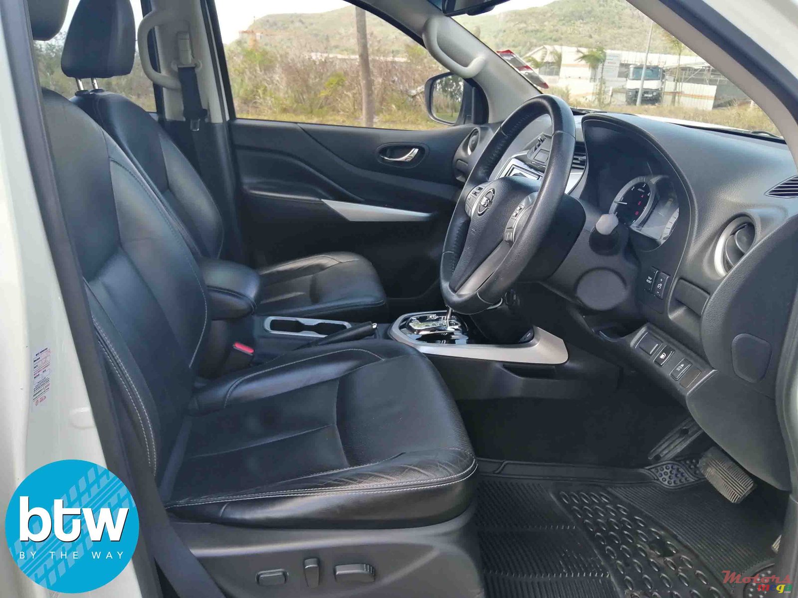 2016' Nissan Navara 4X4 Automatic photo #4