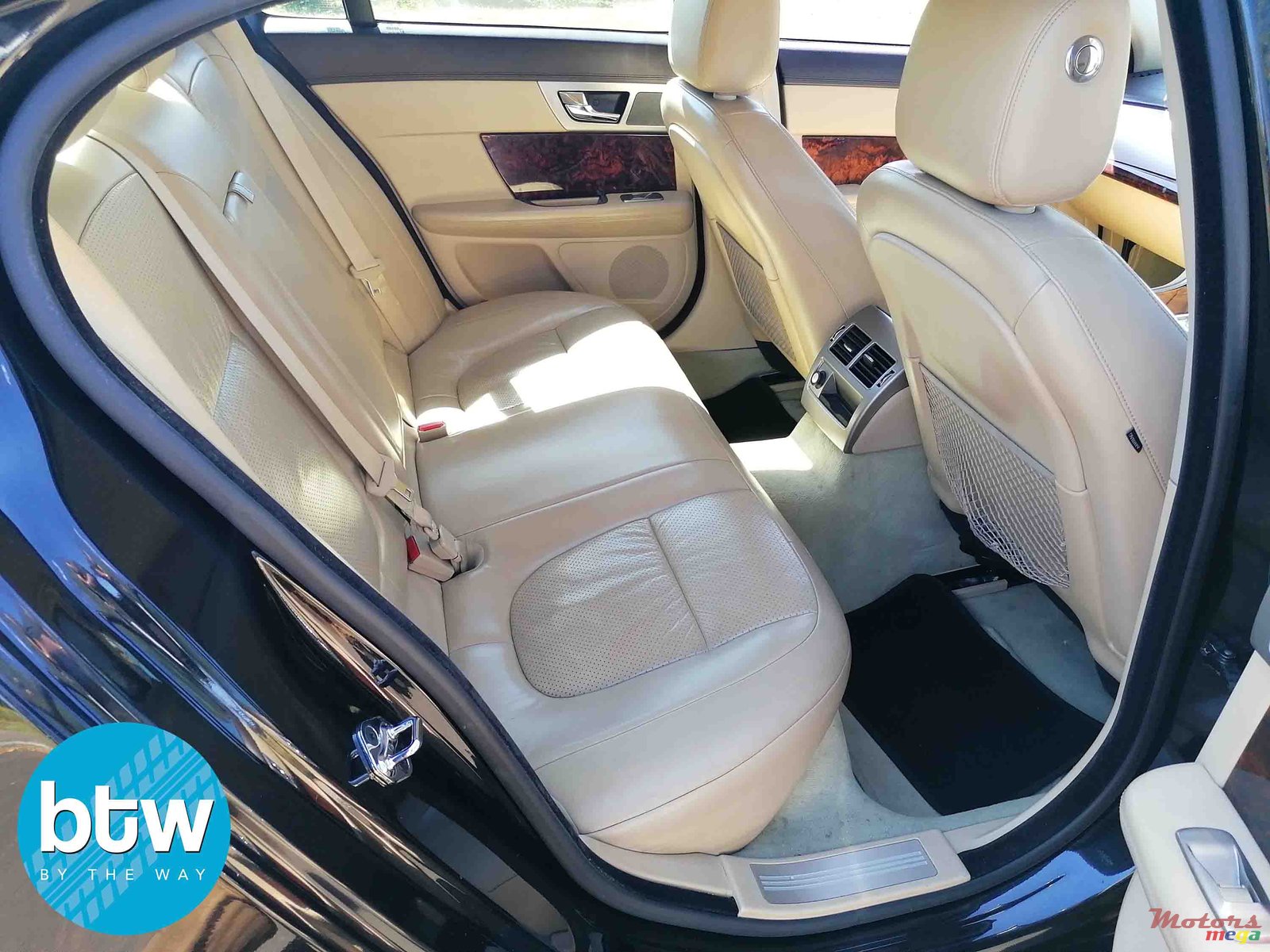 2010' Jaguar XF photo #5