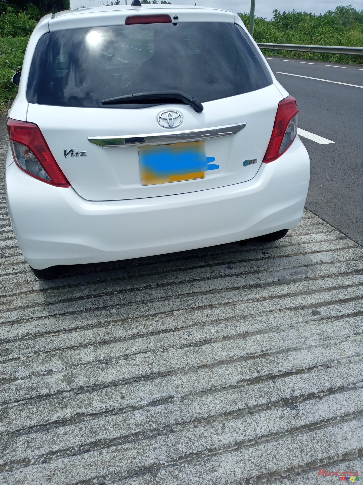 2012' Toyota Vitz photo #3