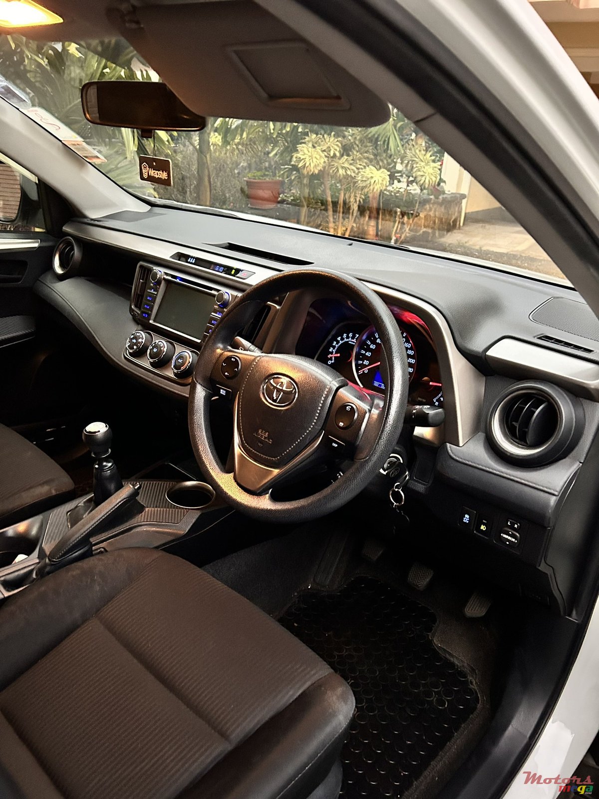 2015' Toyota RAV4 photo #6