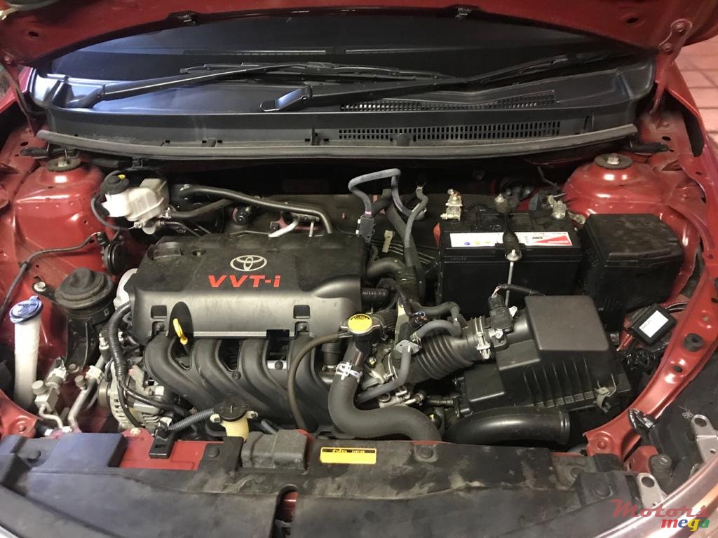 2014' Toyota Yaris photo #2