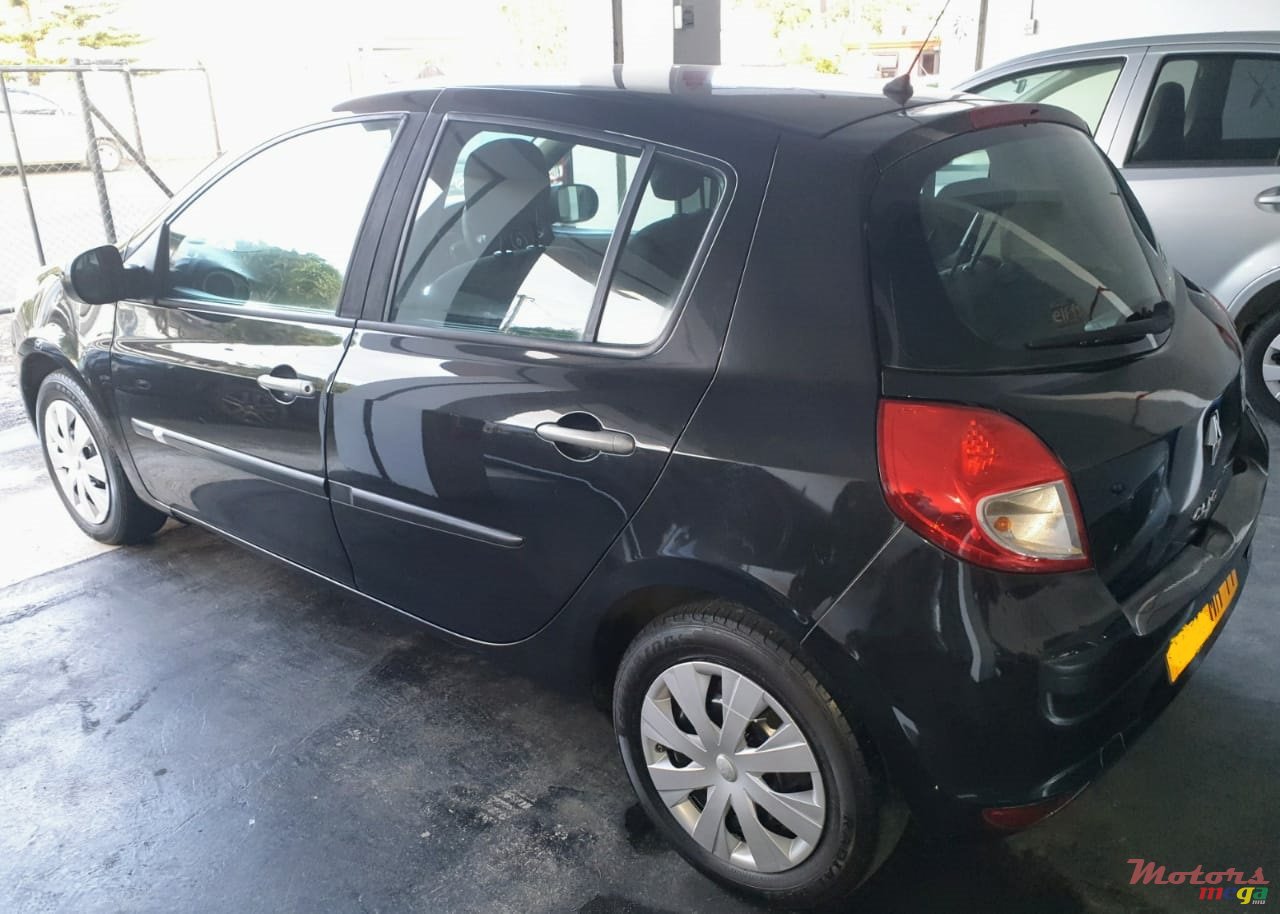 2011' Renault Clio photo #4