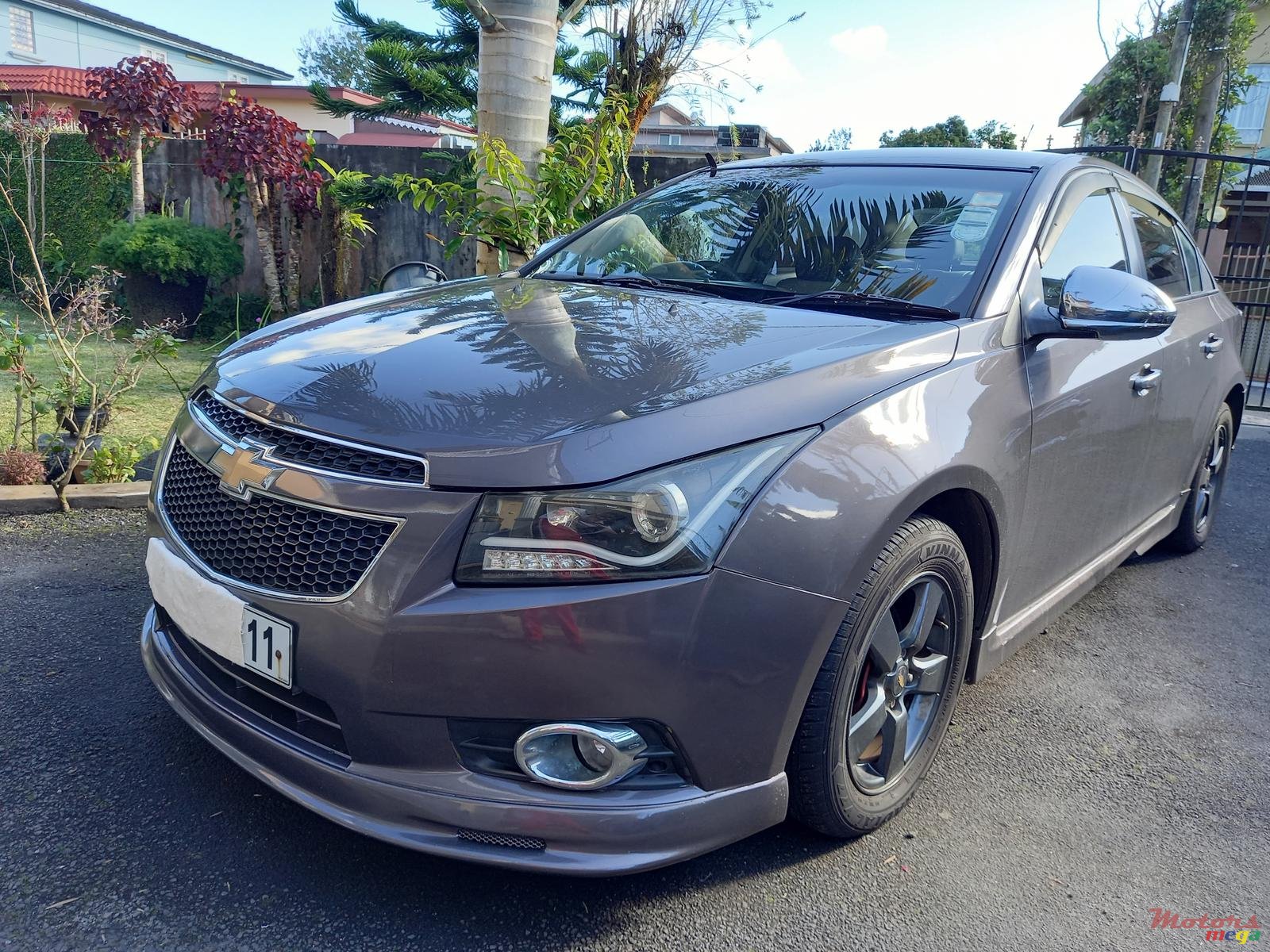 2011' Chevrolet Chevy Cruze photo #2