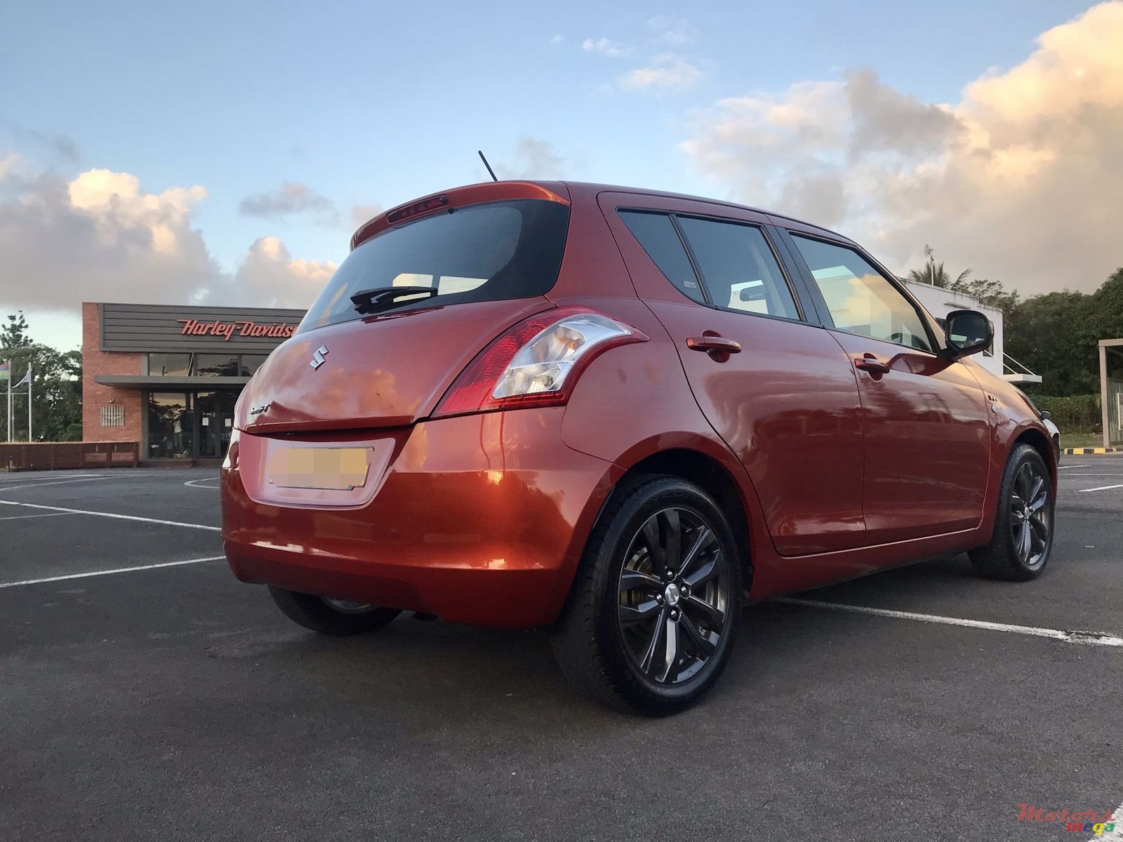 2015' Suzuki Swift photo #5