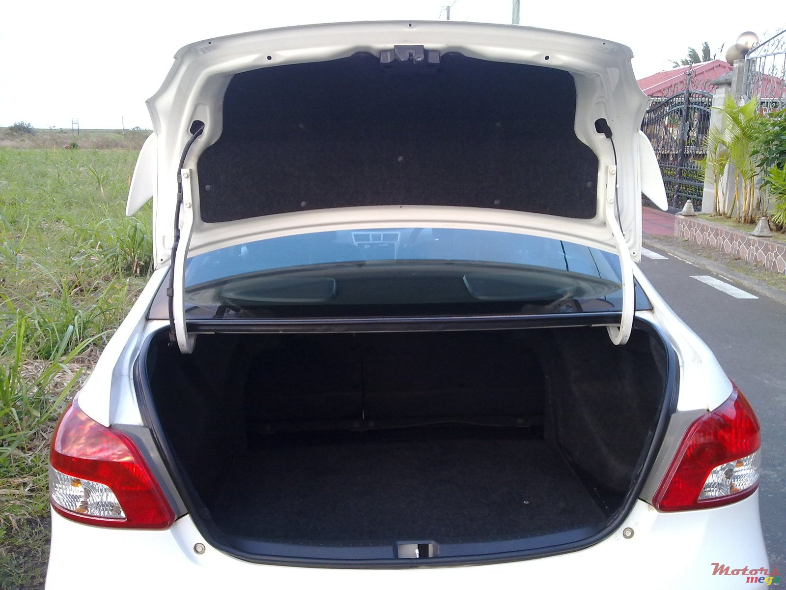 2010' Toyota Yaris photo #4