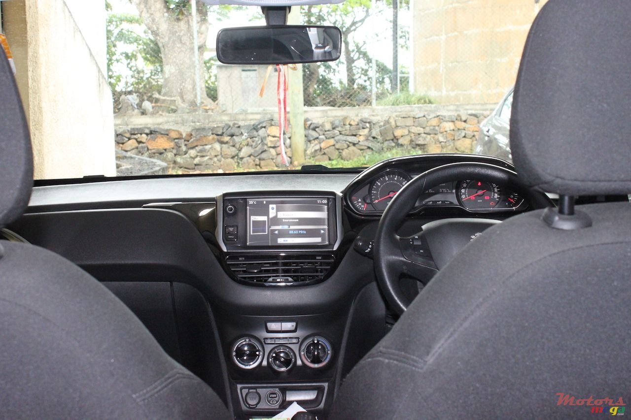 2013' Peugeot 208 photo #2