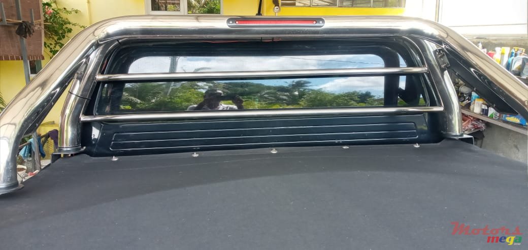 2013' Toyota Hilux photo #2