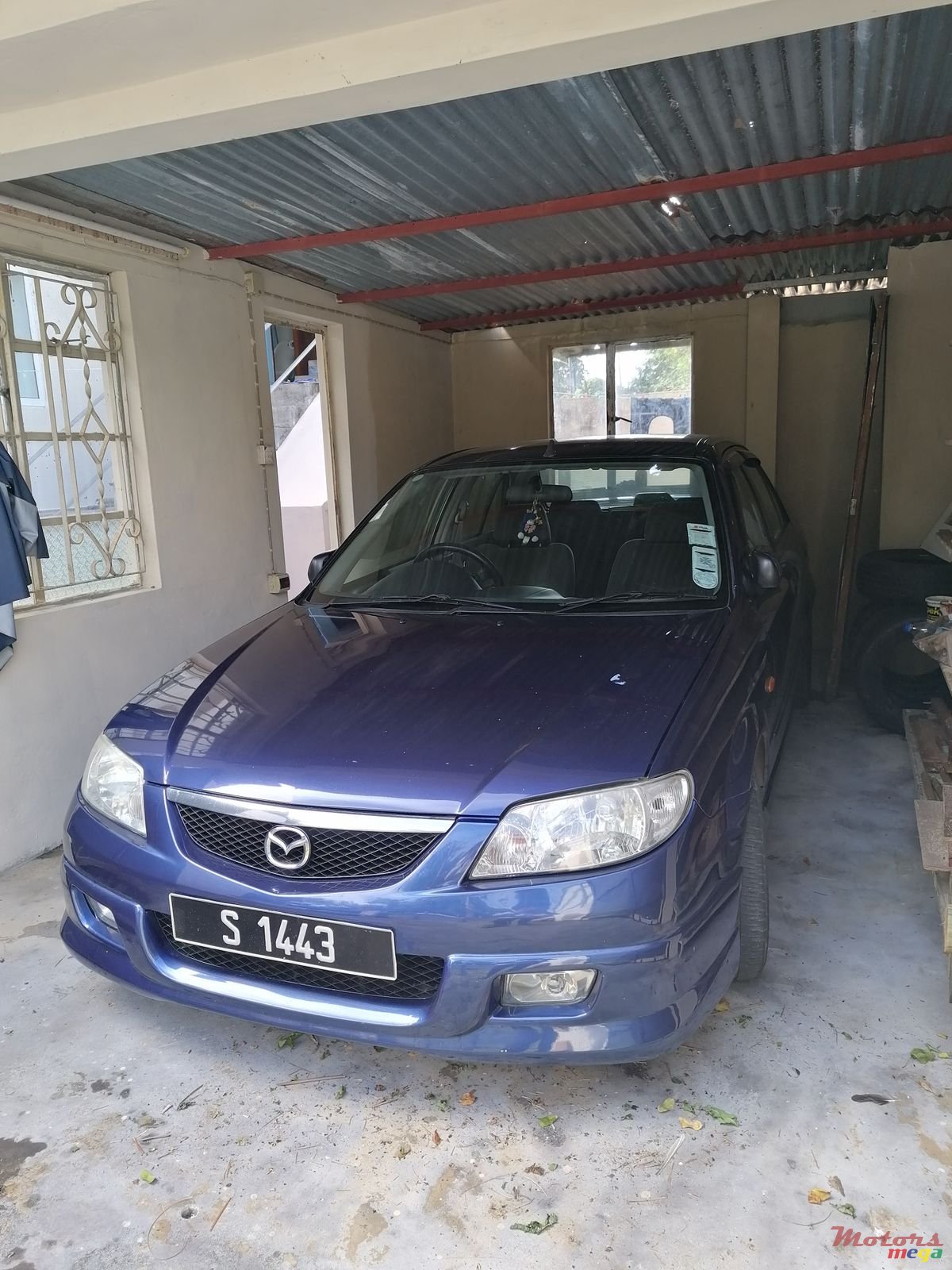 2002' Mazda 323 photo #1