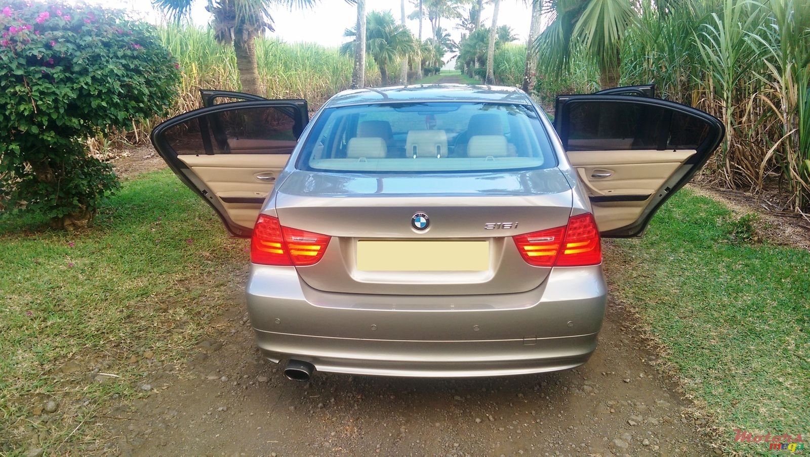 2011' BMW 3 Series Sedan photo #2