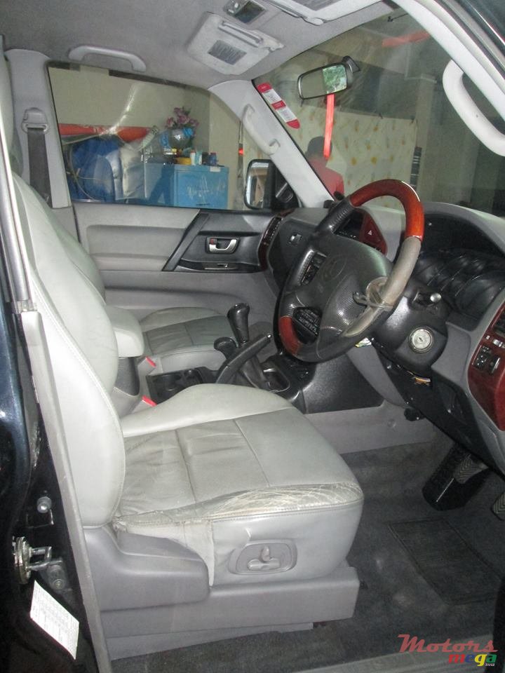 2005' Mitsubishi Pajero photo #6