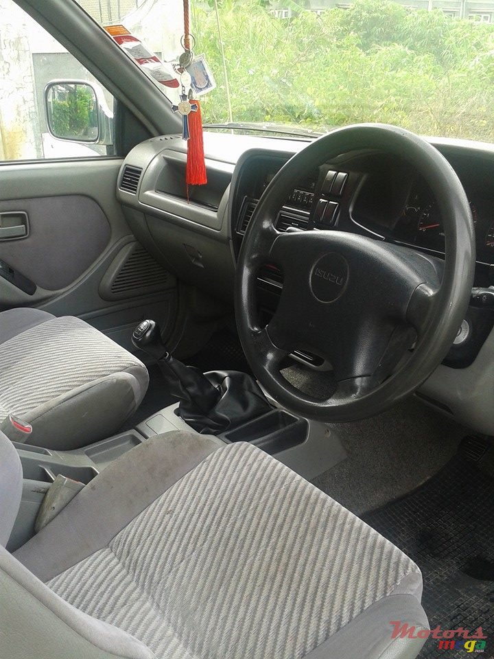 2001' Isuzu photo #3